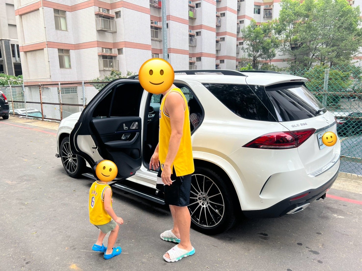 交完車當天 小朋友坐在車上 一直不肯回家
